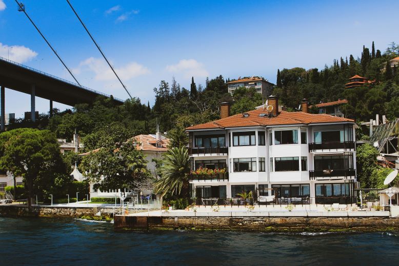 Investing in Waterfront Properties: A Complete Guide